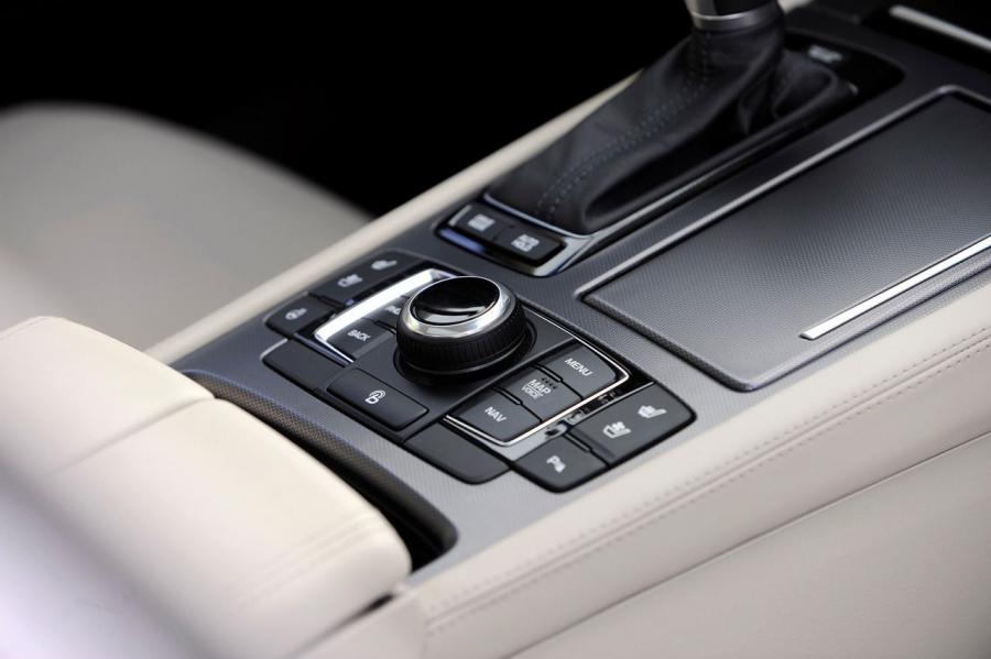 Детали интерьера Hyundai Genesis 2014 года  (NA) (фото 24 из 105)